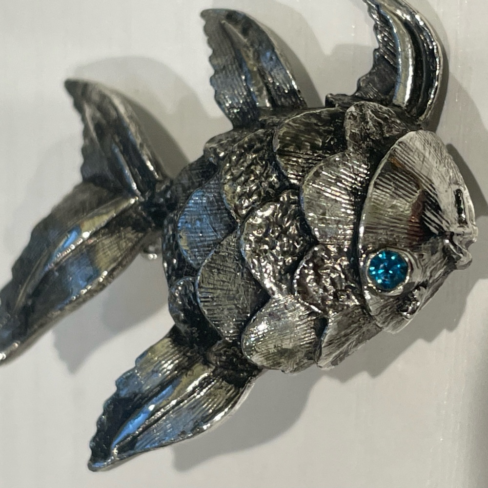 Vintage blue rhinestone eye silver tone fish w scales brooch pin jewelry ocean - Picture 6 of 6